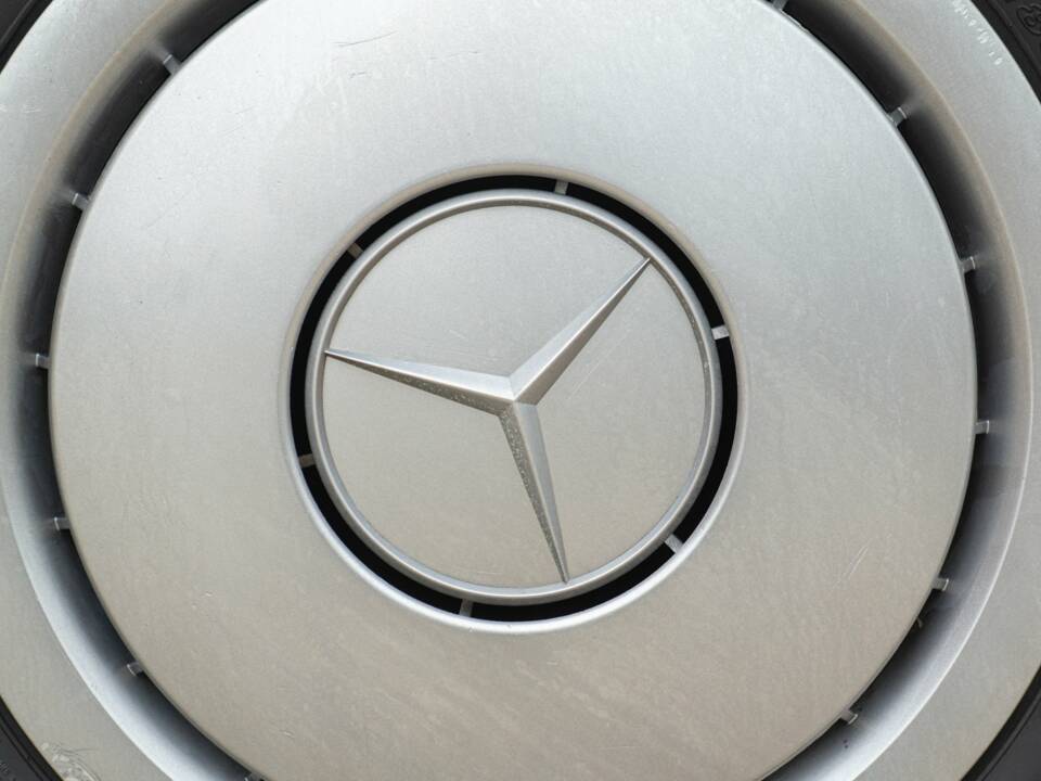 Image 14/50 of Mercedes-Benz 190 E 1.8 (1991)