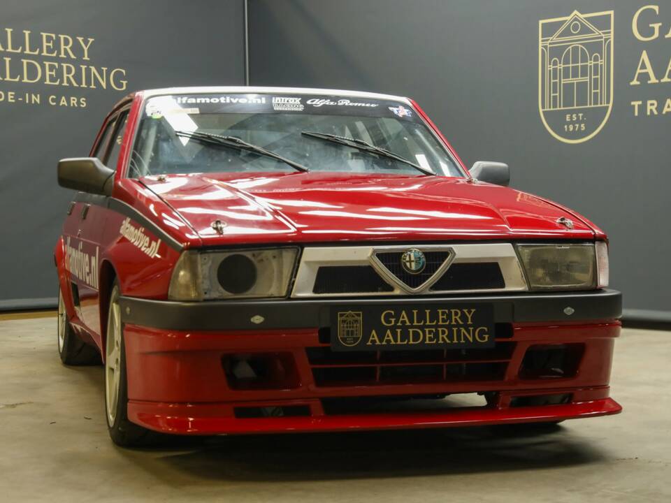 Image 40/50 de Alfa Romeo 75 3.0 V6 QV (1990)