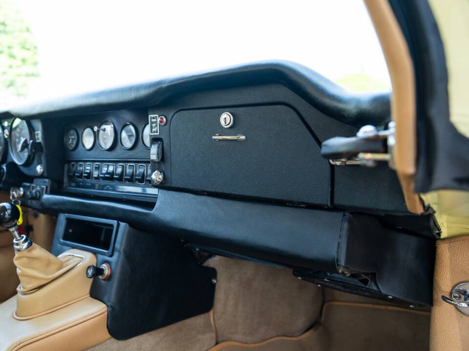 Image 53/78 de Jaguar E-Type (1969)
