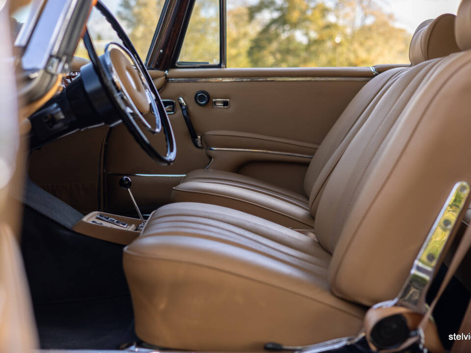 Immagine 36/61 di Mercedes-Benz 280 SE 3,5 (1971)