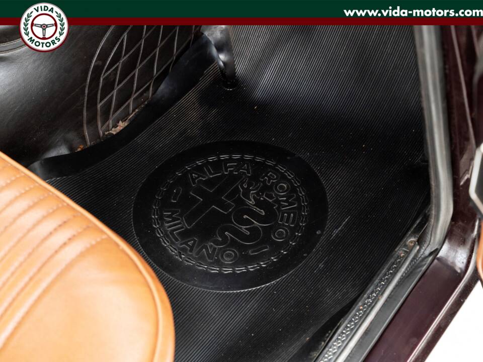 Image 8/15 of Alfa Romeo Giulia Super 1.3 (1972)