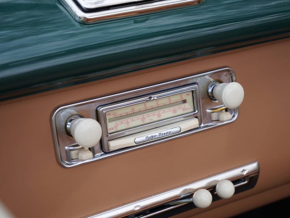 Image 22/38 of BMW 502 Baur (1955)