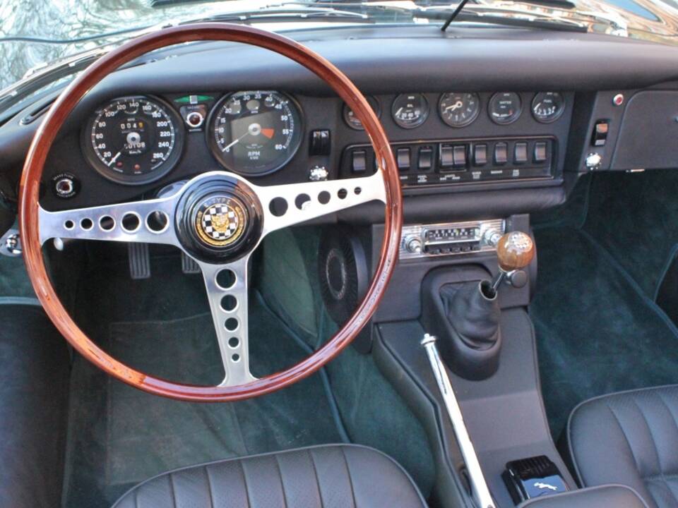 Image 8/21 de Jaguar E-Type (1969)