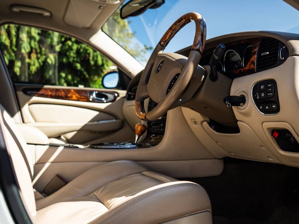 Image 4/50 of Jaguar XJ 8 4.2 (2003)