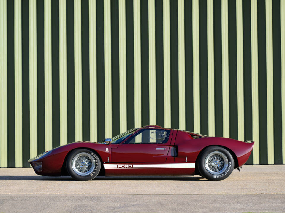 Image 14/21 of Ford GT40 (1965)