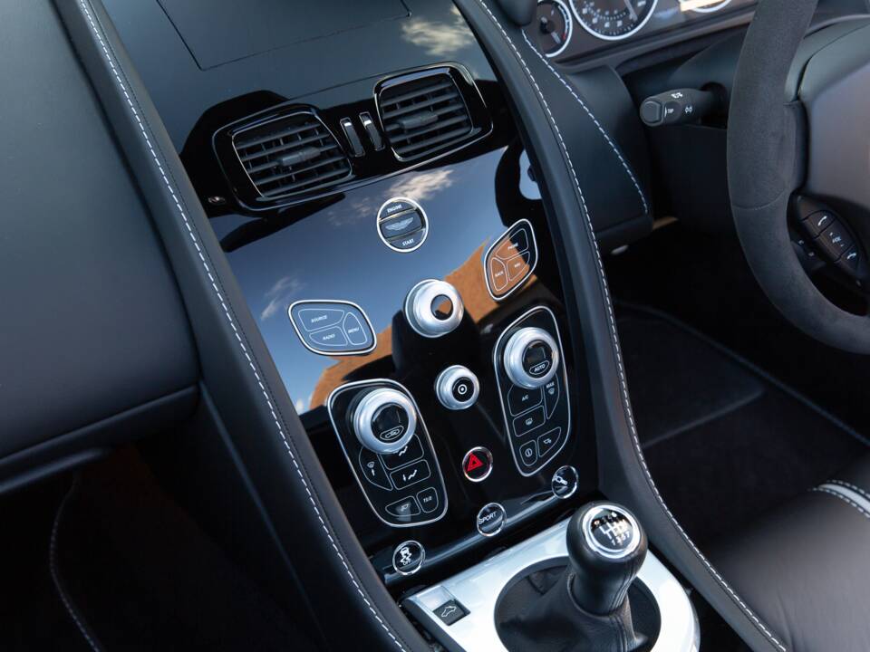 Bild 46/68 von Aston Martin V12 Vantage S (2018)