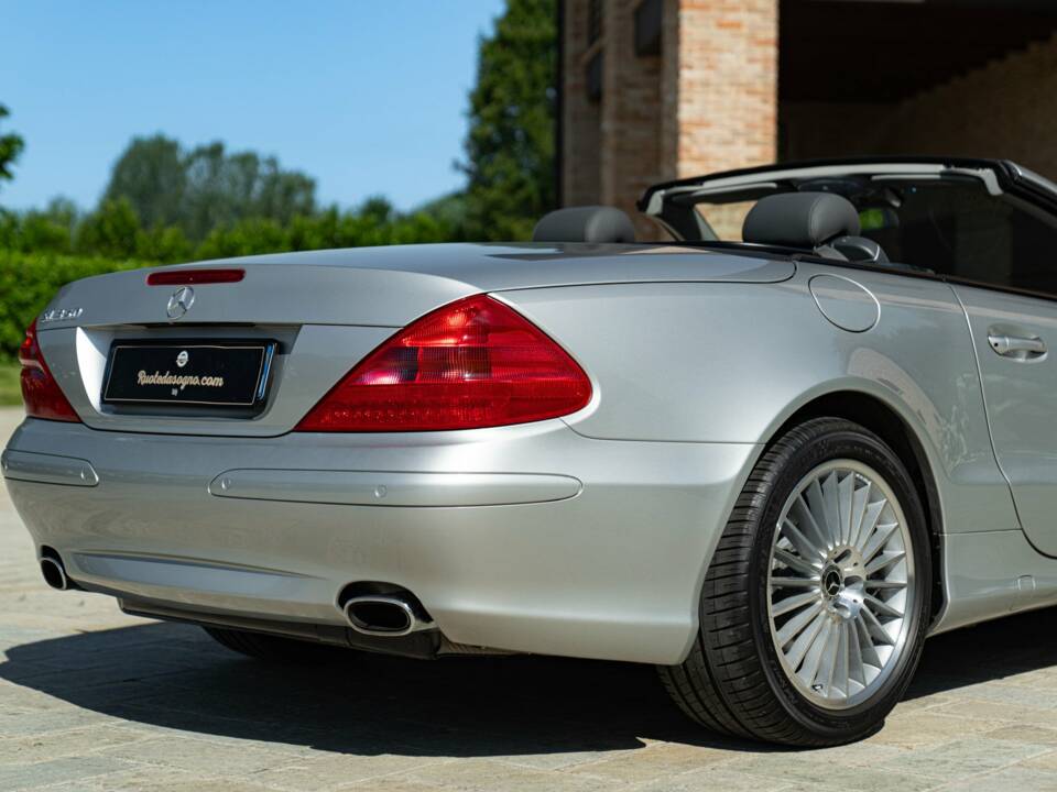 Image 13/50 of Mercedes-Benz SL 350 (2005)