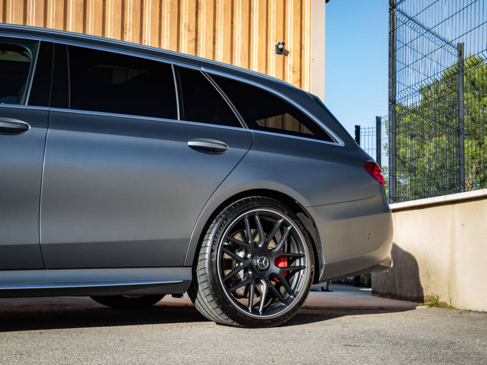 Bild 3/28 von Mercedes-Benz AMG E 63 S 4MATIC+ T (2017)