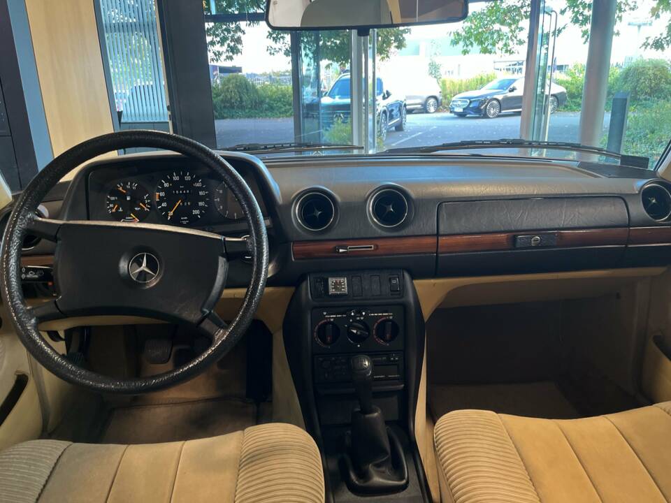 Image 6/21 of Mercedes-Benz 230 E (1983)