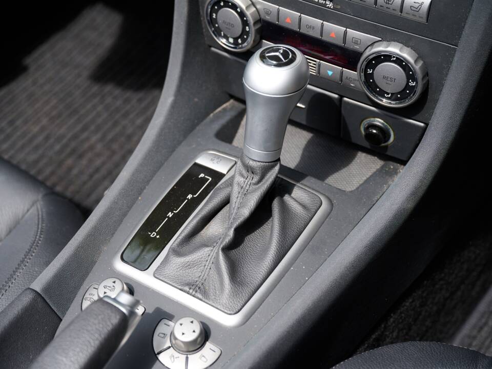 Image 25/50 of Mercedes-Benz SLK 350 (2004)