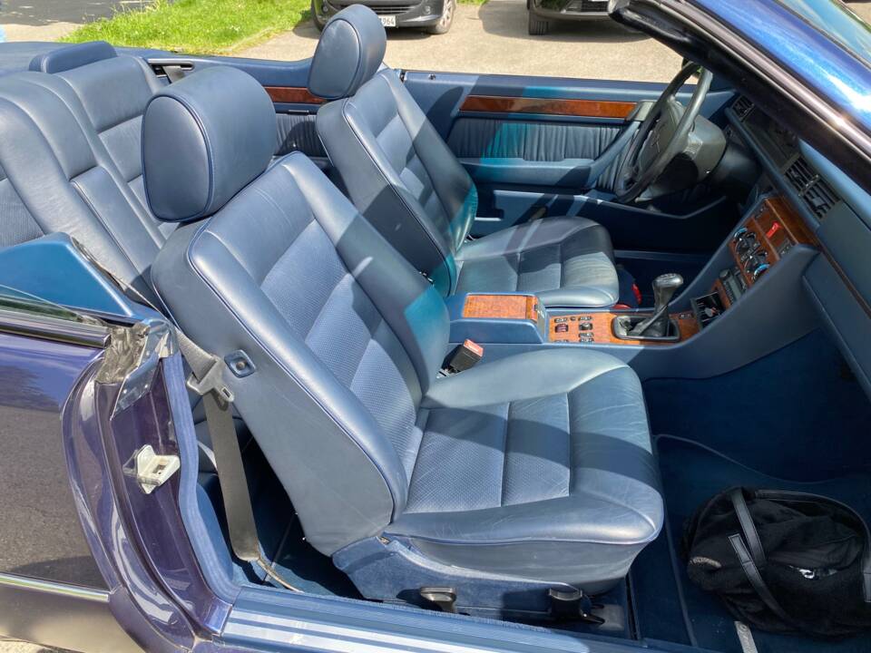 Image 16/31 of Mercedes-Benz E 220 (1994)