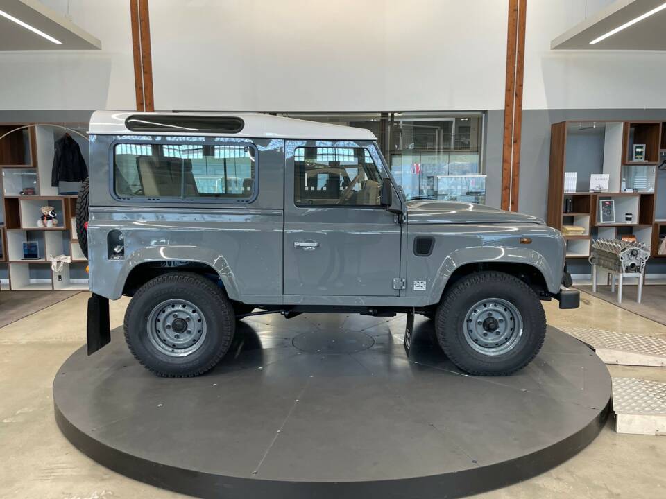 Bild 2/8 von Land Rover Defender 90 Works V8 (2012)