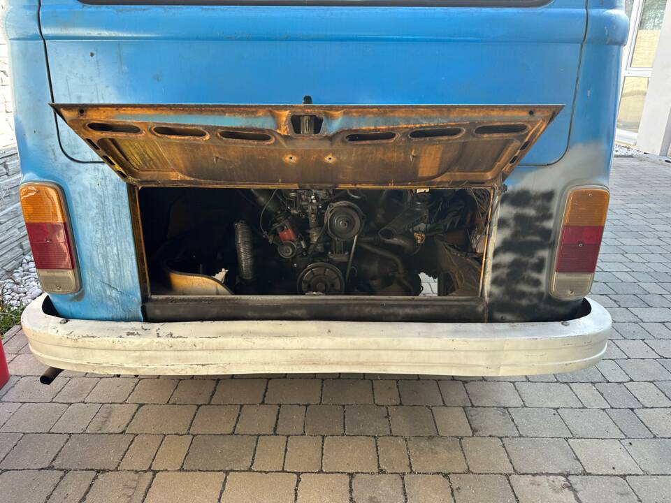 Image 9/12 of Volkswagen T2b panel van (1976)