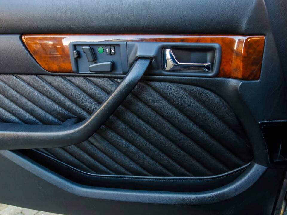 Image 13/21 of Mercedes-Benz 500 SEL (1990)
