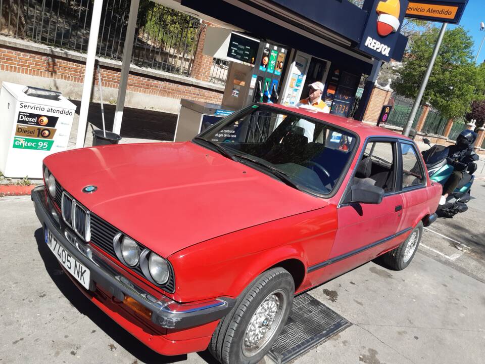 Image 6/7 of BMW 318i (1987)