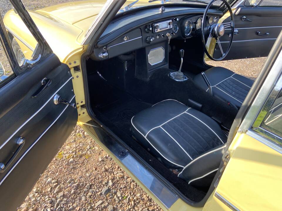 Image 18/20 of MG MGB GT (1967)