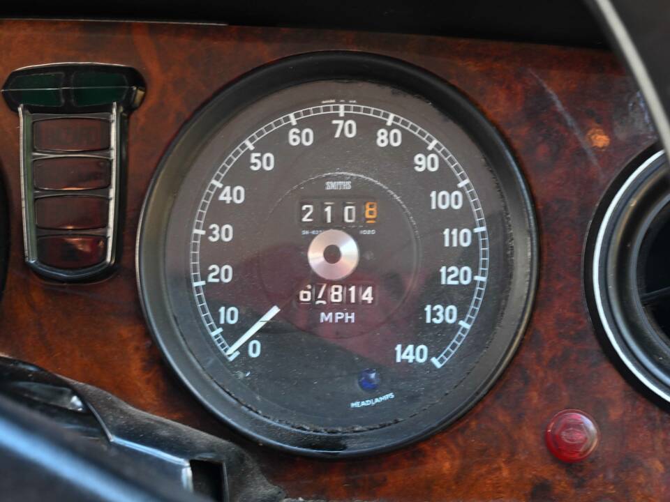 Image 41/50 of Jaguar XJ 6 4.2 (1971)