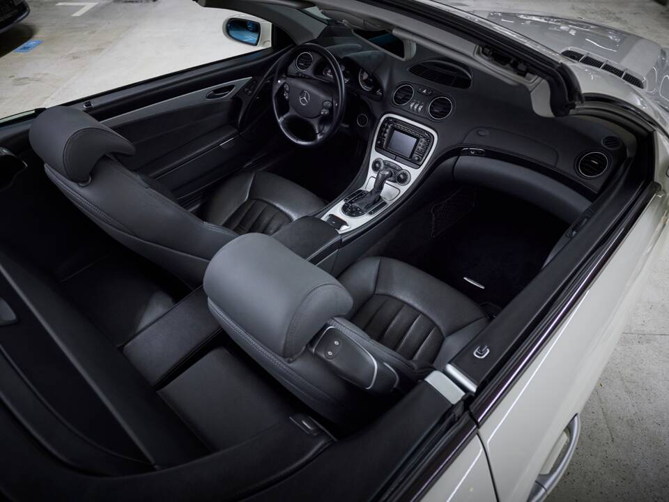 Image 45/99 de Mercedes-Benz SL 55 AMG (2005)