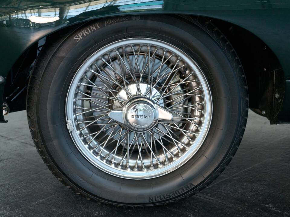 Image 7/50 de Jaguar E-Type (1970)