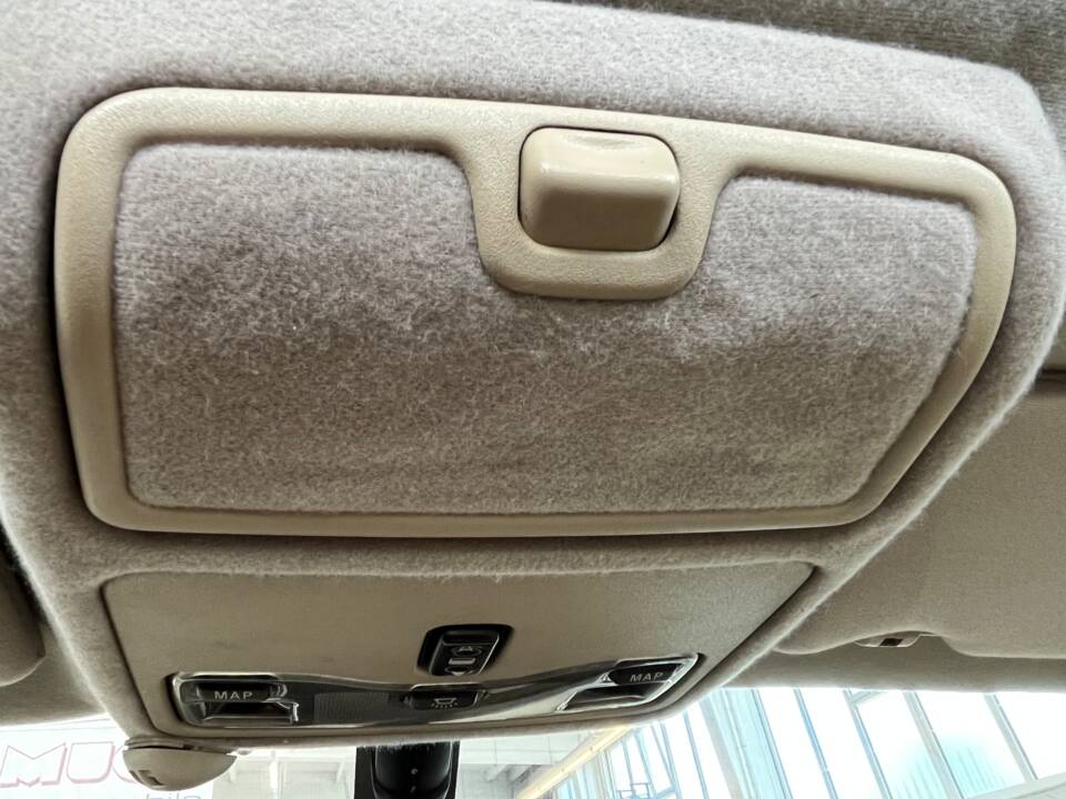 Image 7/50 of Jaguar XJ 8 Sovereign (2000)