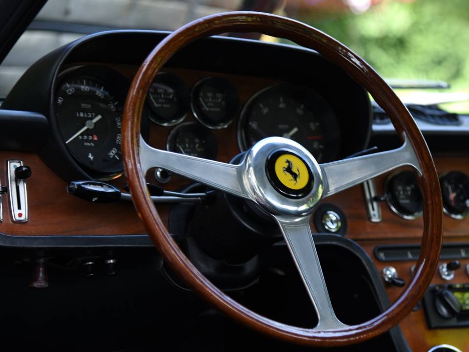 Image 7/19 de Ferrari 365 GT 2+2 (1970)