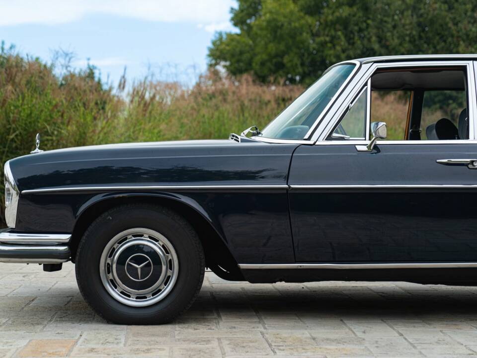 Image 13/50 of Mercedes-Benz 300 SEL 3.5 (1973)