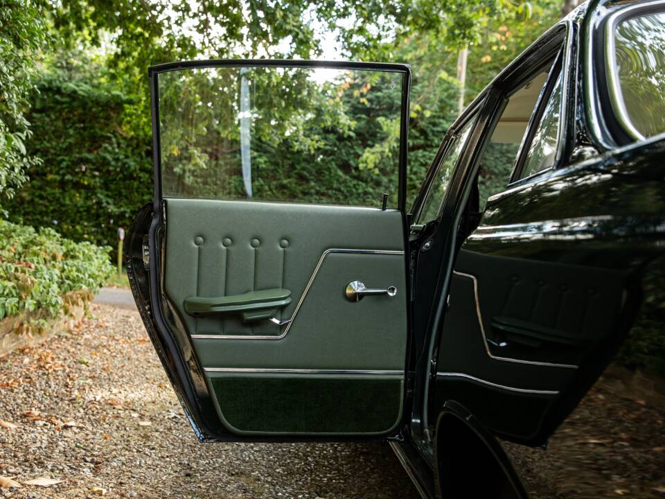 Image 24/44 of Ford Zodiac MkIII (1964)