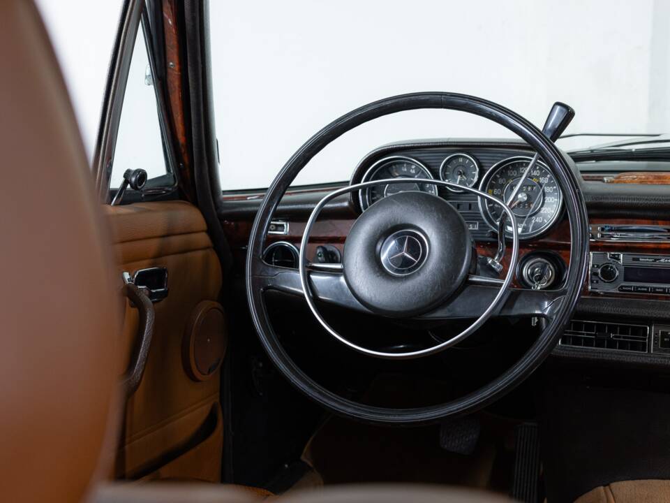 Image 8/26 of Mercedes-Benz 280 SE 4,5 (1972)