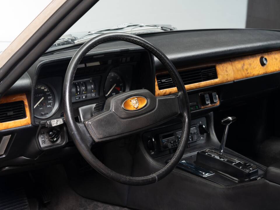 Image 15/26 of Jaguar XJ-S V12 Lynx Eventer (1985)