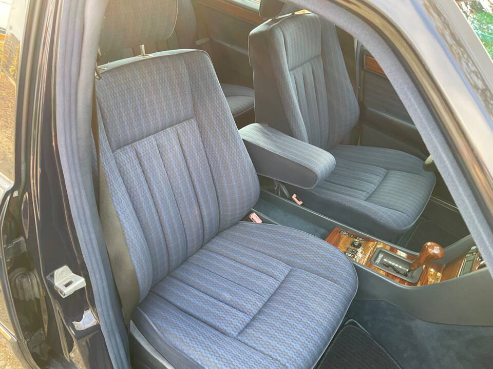 Image 81/149 of Mercedes-Benz 320 TE (1993)