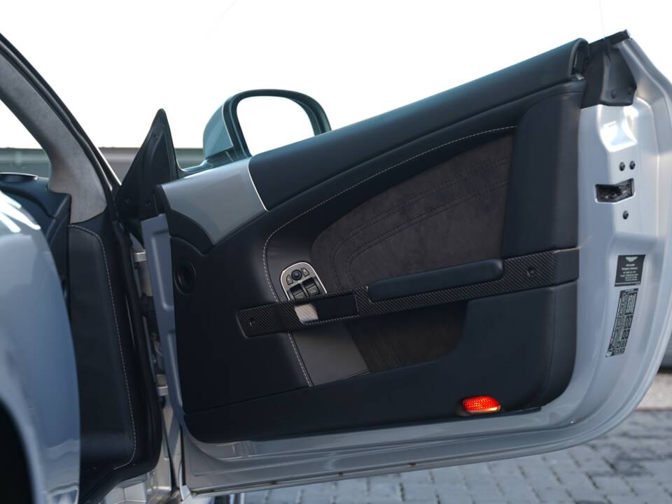 Immagine 14/50 di Aston Martin DBS (2011)