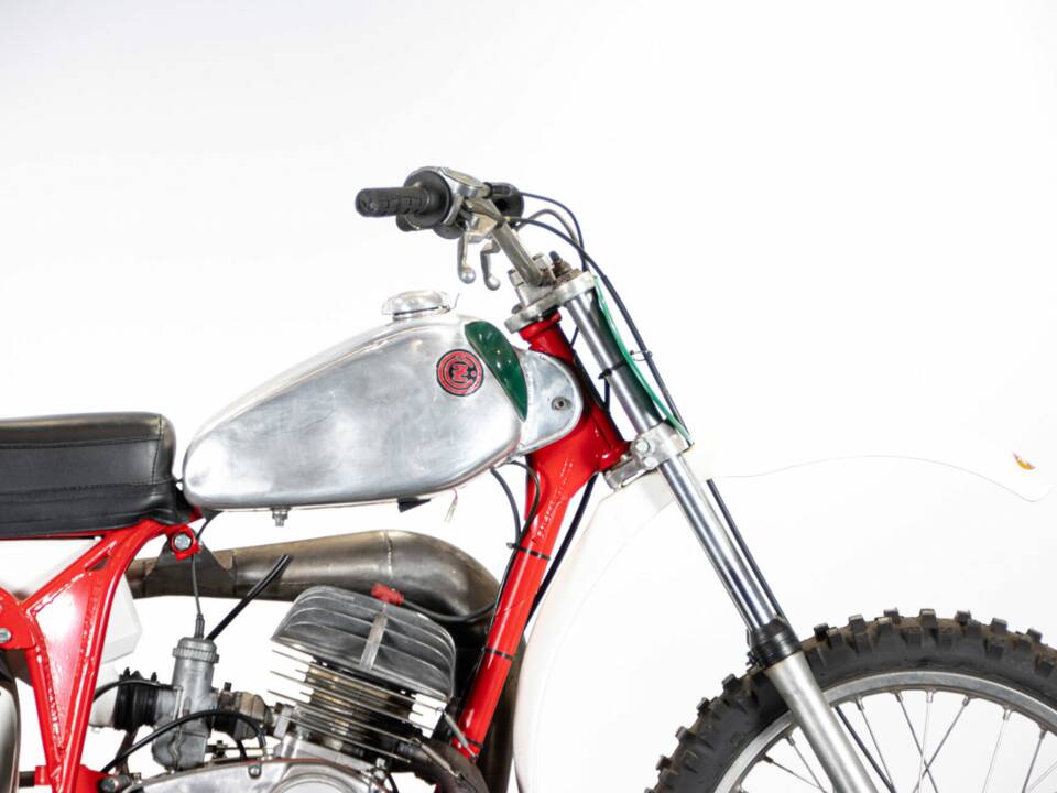 Image 34/50 of CZ 250 (1977)