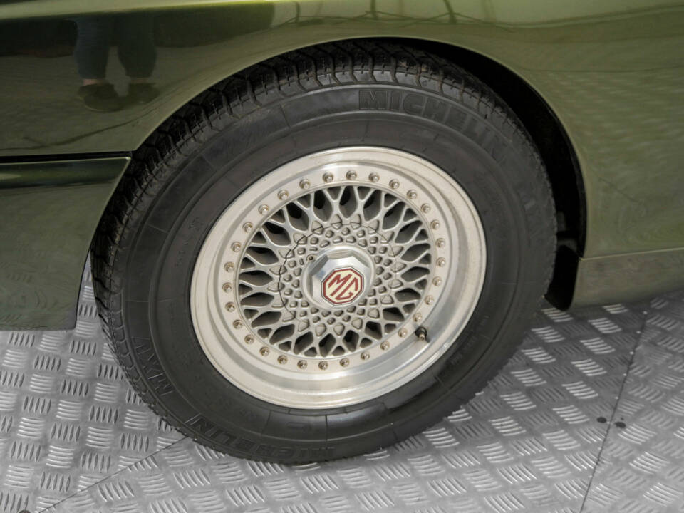 Image 35/50 of MG RV8 (1991)