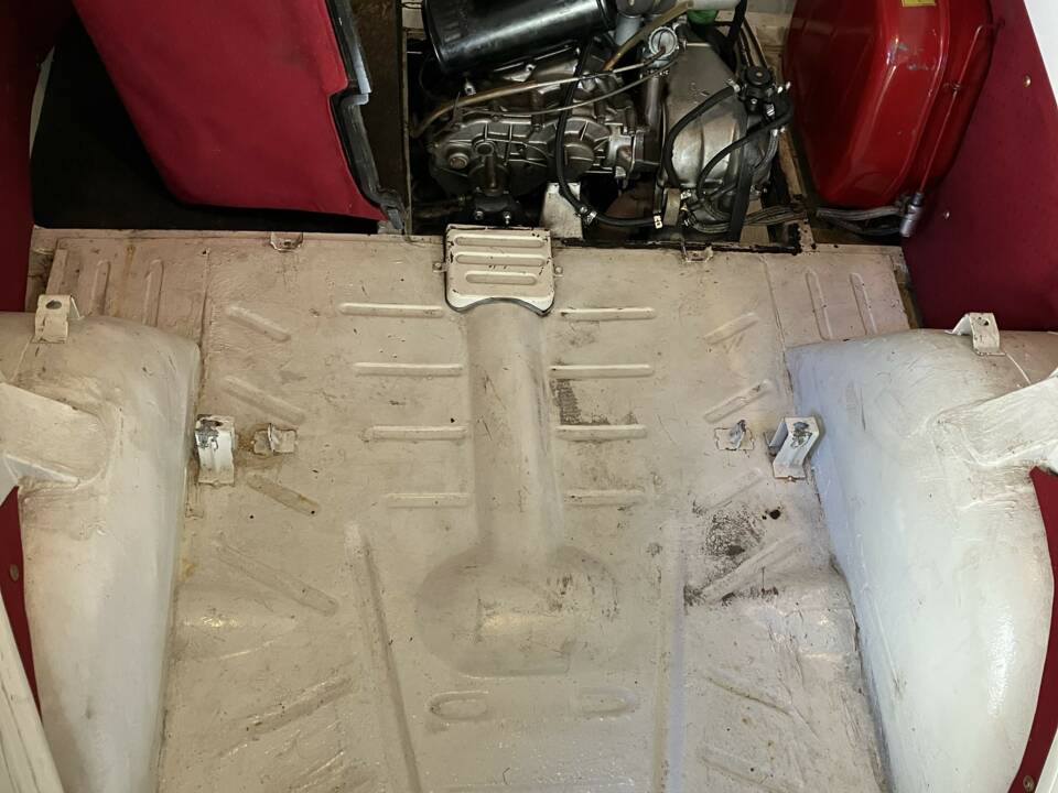 Blick auf die Bodenplatte im Heck, die Motorabdeckung ist entfernt