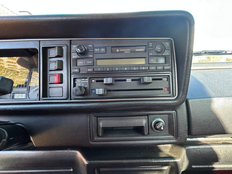 Image 14/15 de Volkswagen Golf Mk I Convertible 1.6 (1988)