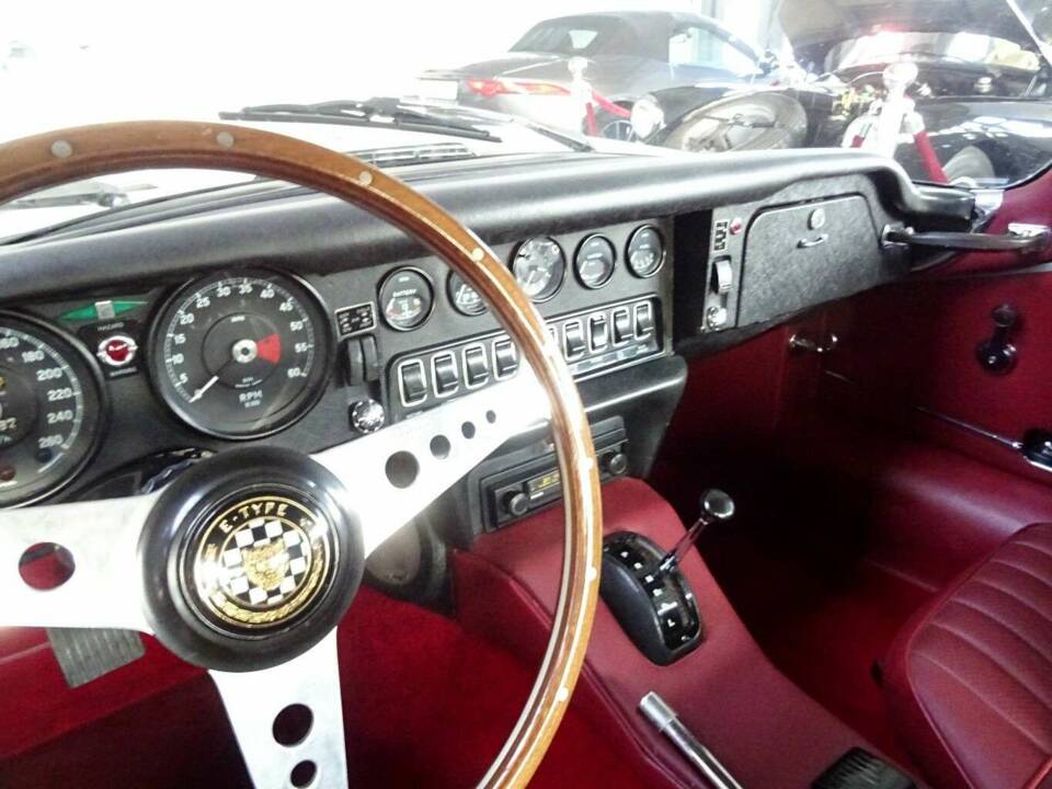 Bild 12/18 von Jaguar E-Type (2+2) (1969)