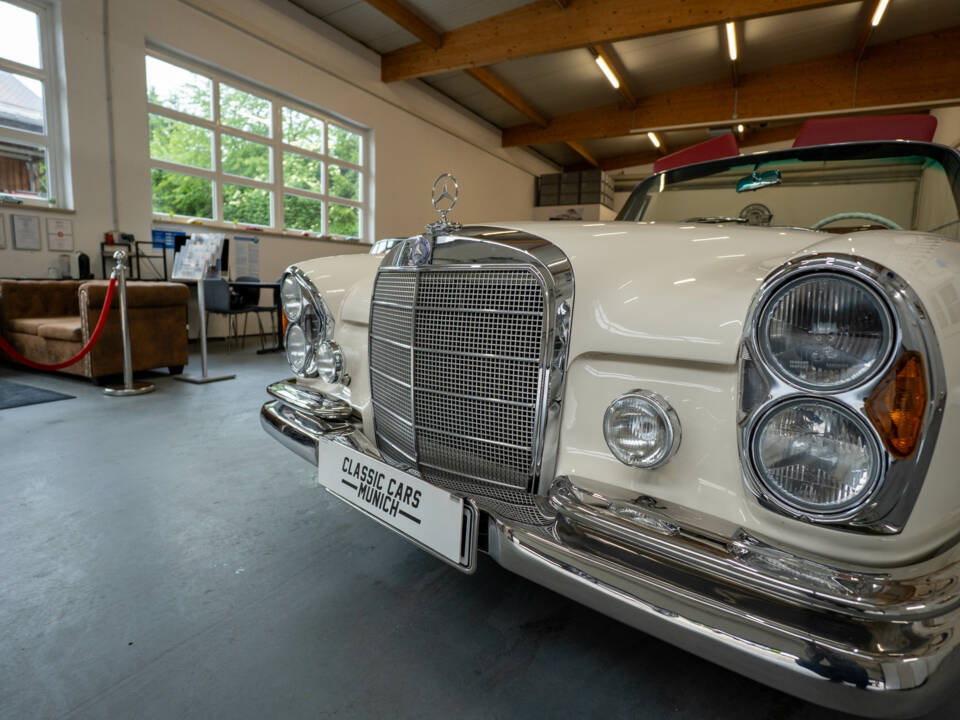 Image 31/37 of Mercedes-Benz 250 SE (1966)