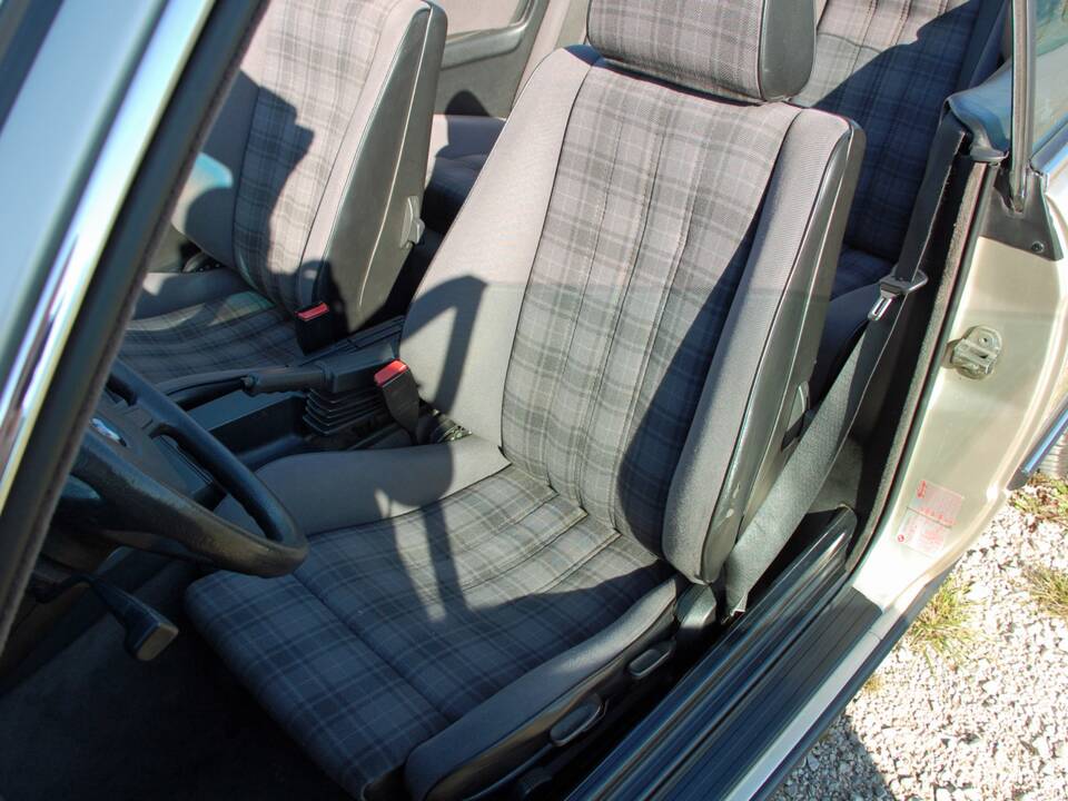 Afbeelding 11/25 van BMW 320i (1990)