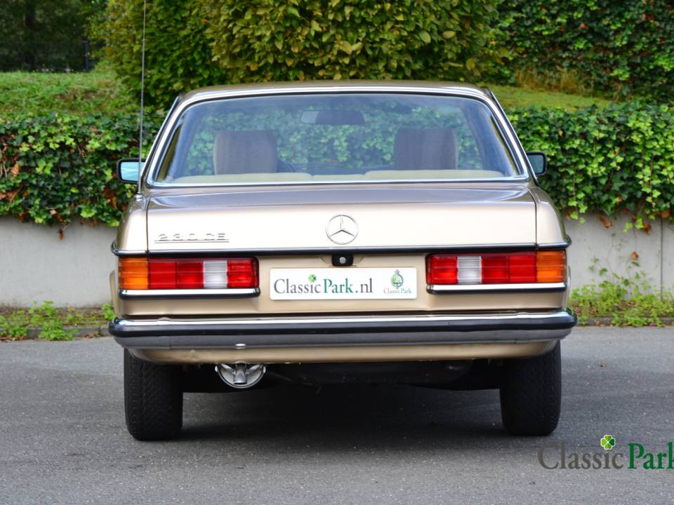 Imagen 4/50 de Mercedes-Benz 230 CE (1982)