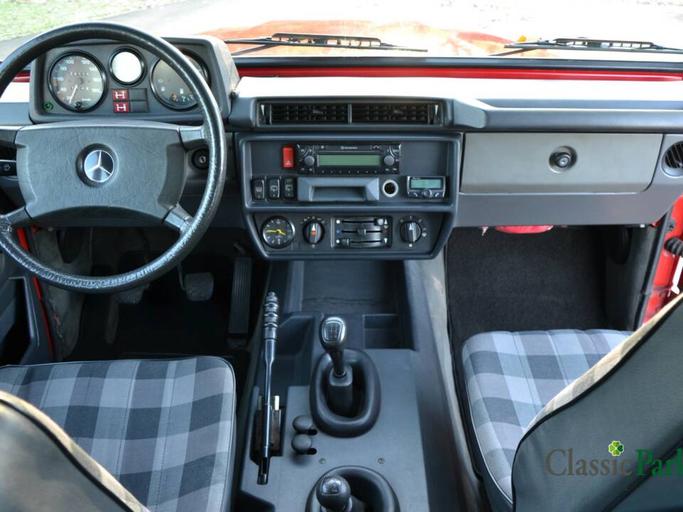 Image 13/50 of Mercedes-Benz 200 GE (SWB) (1987)