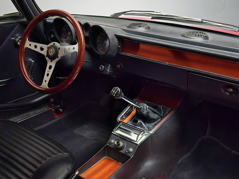 Bild 13/30 von Alfa Romeo Giulia 1300 GT Junior (1974)