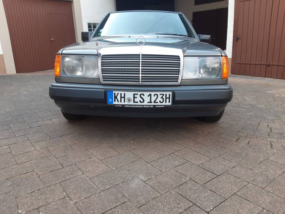 Image 2/10 of Mercedes-Benz 200 E (1988)