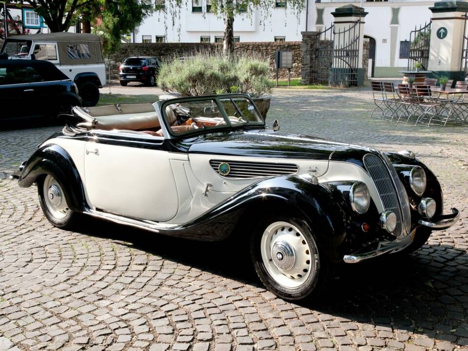 Image 2/6 of BMW 327 (1941)