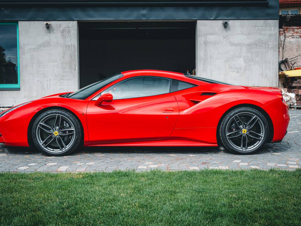 Image 3/56 of Ferrari 488 GTB (2020)