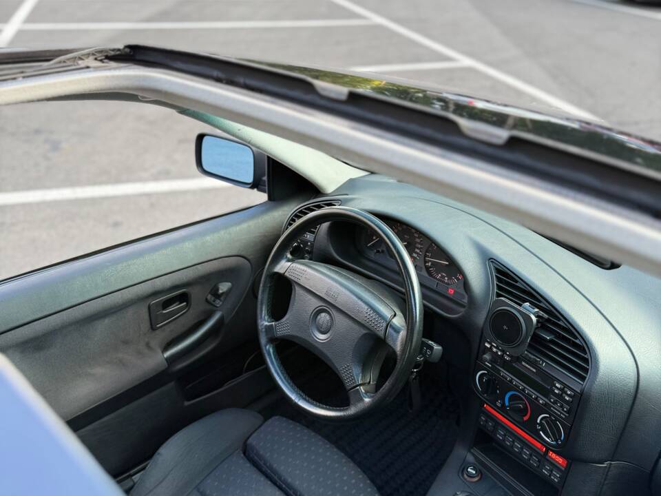 Immagine 5/6 di BMW 325i (1994)