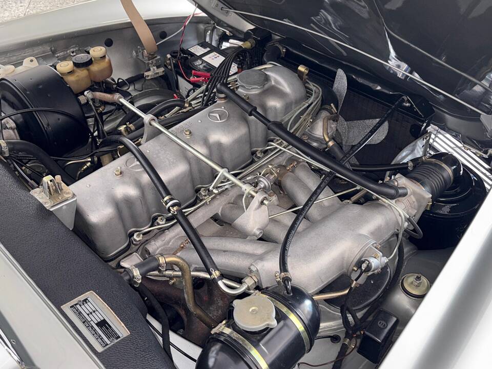 Image 21/24 of Mercedes-Benz 280 SL (1968)