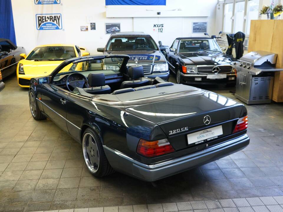 Immagine 6/30 di Mercedes-Benz 320 CE (1993)