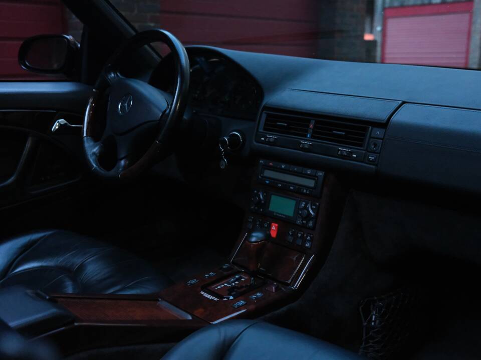 Image 68/100 of Mercedes-Benz SL 600 (1998)
