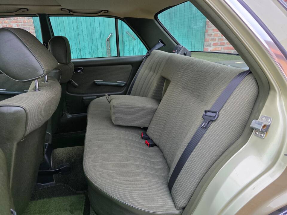 Image 47/73 of Mercedes-Benz 230 E (1985)