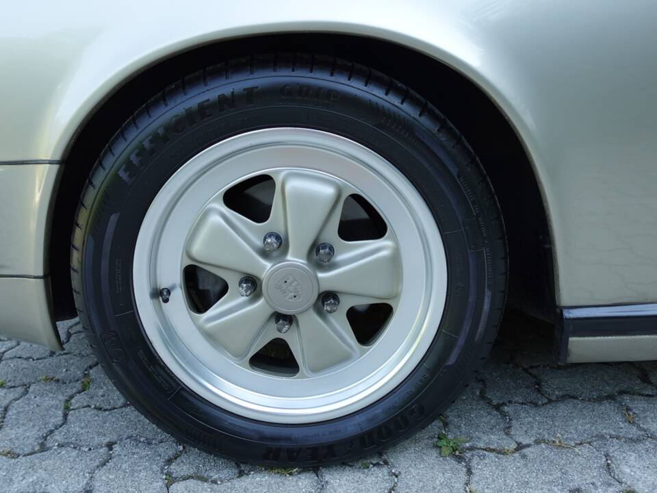 Image 39/40 of Porsche 911 Carrera 3.2 (1986)